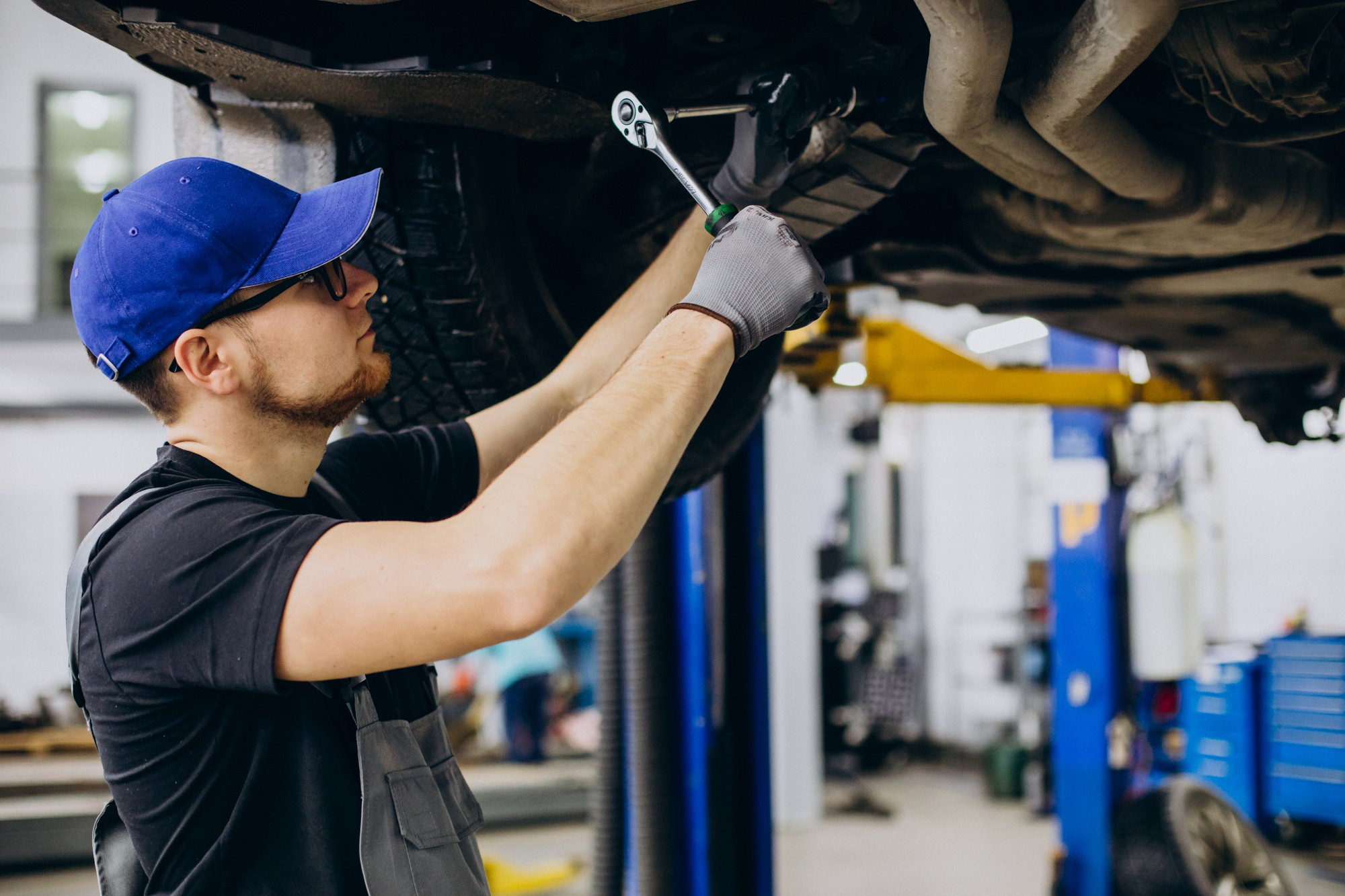 Mechanic performing veicle maintenance